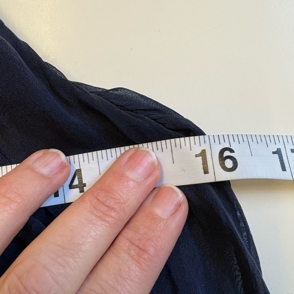 Navy Sleeveless 100% Silk drapey Women's Blouse size Medium - Picture 9 of 10